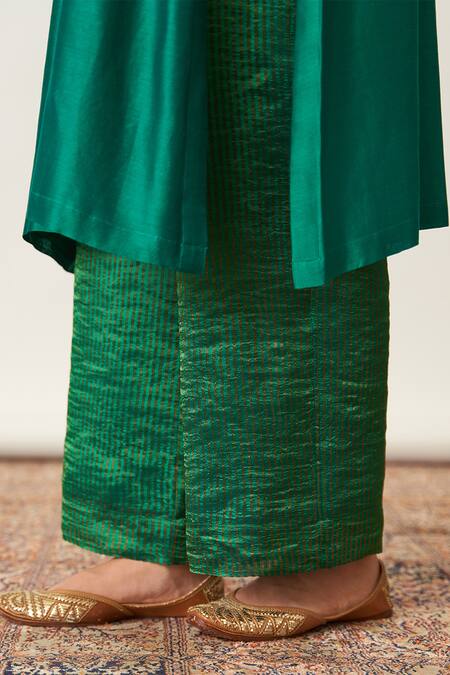 Vaaya_Green Silk, Chanderi Embroidery V-neck Emerald Kurta Set _at_Aza_Fashions