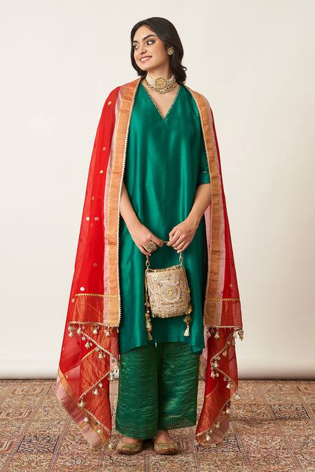 Buy_Vaaya_Green Silk, Chanderi Embroidery V-neck Emerald Kurta Set 