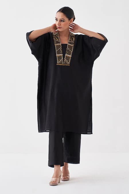 Buy Vaaya Black Silk, Chanderi Embroidery V-neck Banarasi Patch Kurta Set Online at Aza Fashions Buy_Vaaya_Black Silk, Chanderi Embroidery V-neck Banarasi Patch Kurta Set _Online_at_Aza_Fashions