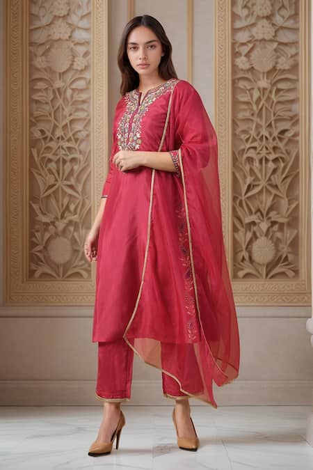 Samyukta Singhania_Pink Organza, Silk Lace, Embroidery Notched Neck Onion Floral Thread Kurta Set _at_Aza_Fashions