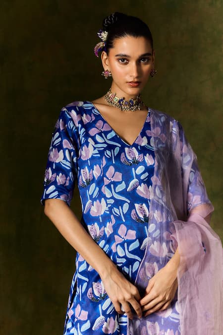 Shop Jodi Pink Organza Sequins, Beads, Zari Hand Embroidered Dupatta at Aza Fashions Shop_Jodi_Pink Organza Sequins, Beads, Zari Hand Embroidered Dupatta _at_Aza_Fashions