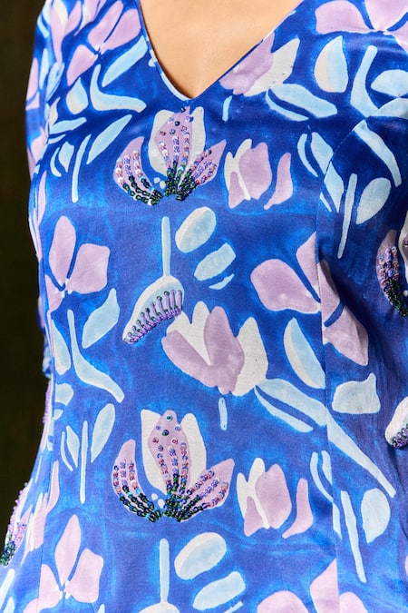 Shop Jodi Blue Silk, Organza Sequins, Embroidery V-neck Floral Print Kurta Set Shop_Jodi_Blue Silk, Organza Sequins, Embroidery V-neck Floral Print Kurta Set