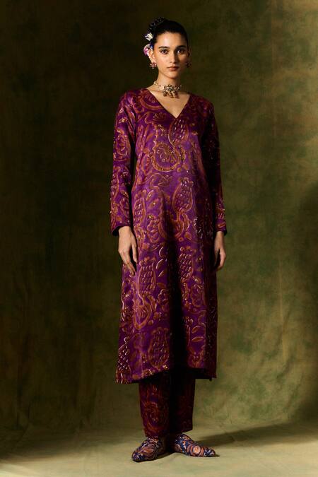 Buy Jodi Wine Maheshwari, Silk Sequins, Beads V-neck Abstract Floral Kurta Set Online at Aza Fashions Buy_Jodi_Wine Maheshwari, Silk Sequins, Beads V-neck Abstract Floral Kurta Set _Online_at_Aza_Fashions
