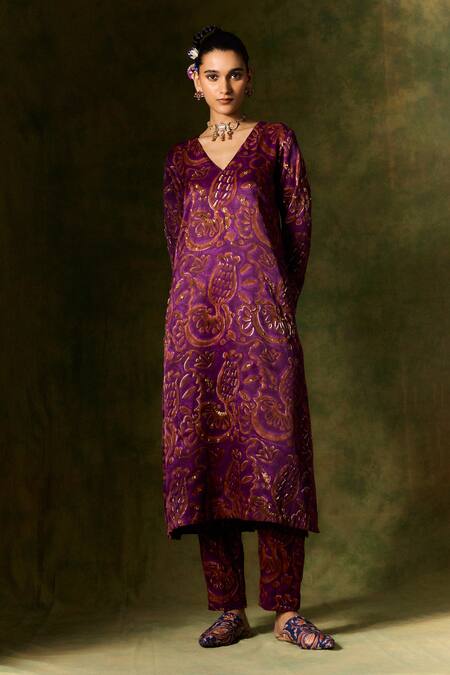 Jodi Wine Maheshwari, Silk Sequins, Beads V-neck Abstract Floral Kurta Set at Aza Fashions Jodi_Wine Maheshwari, Silk Sequins, Beads V-neck Abstract Floral Kurta Set _at_Aza_Fashions