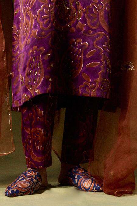 Jodi Wine Organza, Silk Sequins, Beads V-neck Abstract Floral Handblock Kurta Set Online at Aza Fashions Jodi_Wine Organza, Silk Sequins, Beads V-neck Abstract Floral Handblock Kurta Set _Online_at_Aza_Fashions