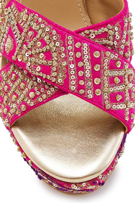 Shop Anaar Fuchsia Zari, Embroidery Zardozi Block Heels Shop_Anaar_Fuchsia Zari, Embroidery Zardozi Block Heels