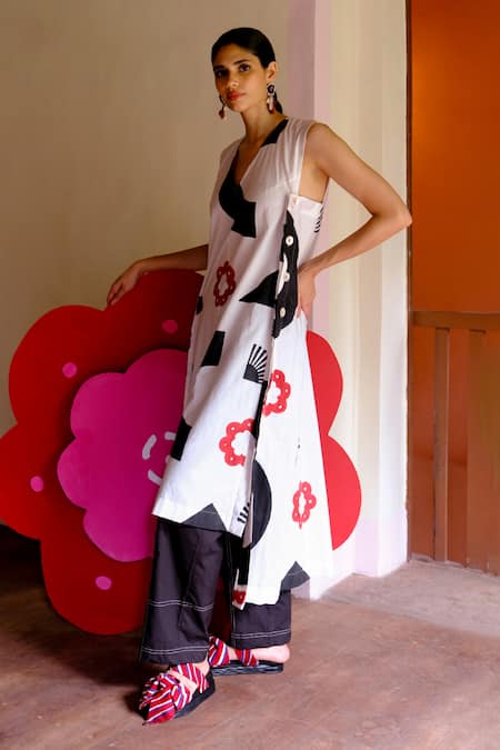 Shop Jodi Black , Satin V-neck Geometric Handblock Print Kurta Set at Aza Fashions Shop_Jodi_Black , Satin V-neck Geometric Handblock Print Kurta Set _at_Aza_Fashions