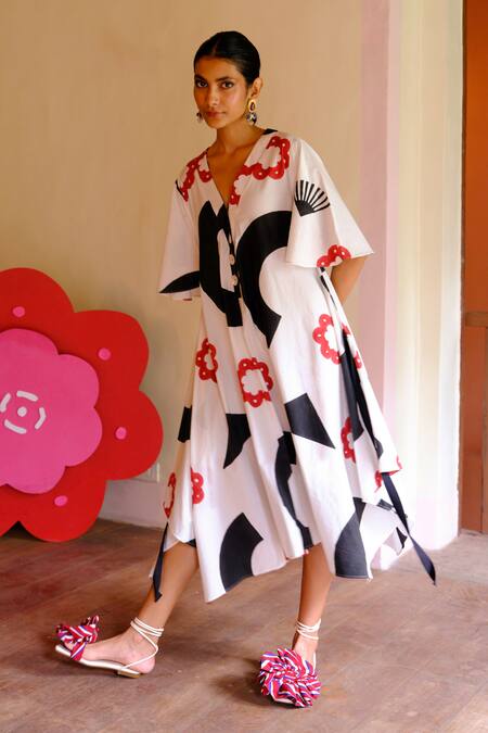 Buy Jodi White Cotton V-neck Geometric Handblock Print Midi Dress Online at Aza Fashions Buy_Jodi_White Cotton V-neck Geometric Handblock Print Midi Dress _Online_at_Aza_Fashions