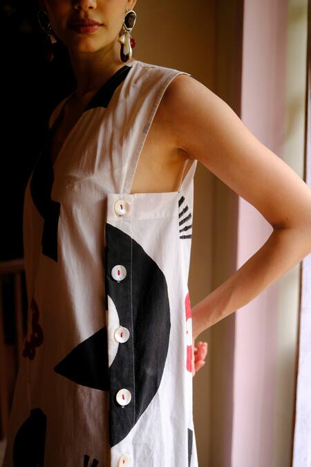 Jodi_White Cotton V-neck Geometric Handblock Print Asymmetric Kurta _Online_at_Aza_Fashions