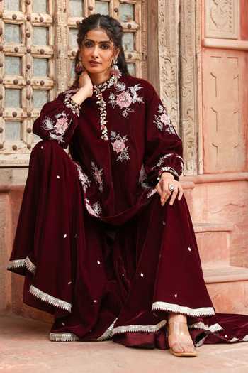 Buy_Ajiesh Oberoi_Wine Velvet Beads, Embroidery Mandarin Collar Floral Kurta Set 