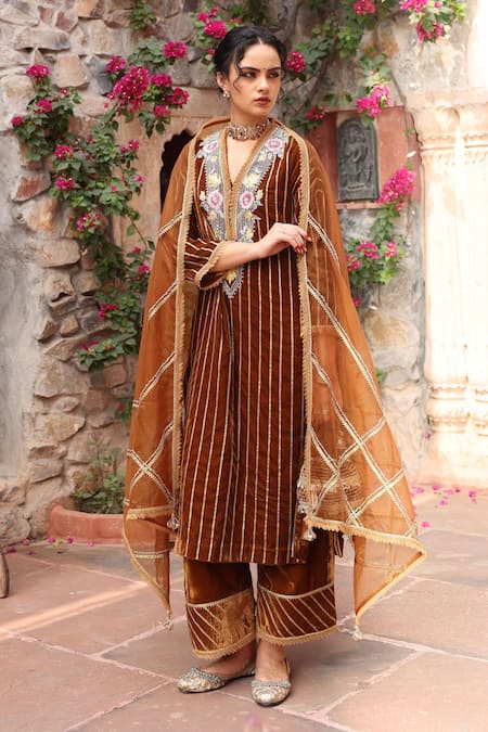 Ajiesh Oberoi_Gold Velvet, Organza Gota Patti, Embroidery V-neck Honey Kurta Set _Online_at_Aza_Fashions