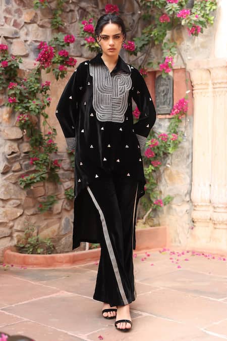 Buy_Ajiesh Oberoi_Black Velvet Cut Work Collared Abstract Embroidered Kurta Set _Online_at_Aza_Fashions
