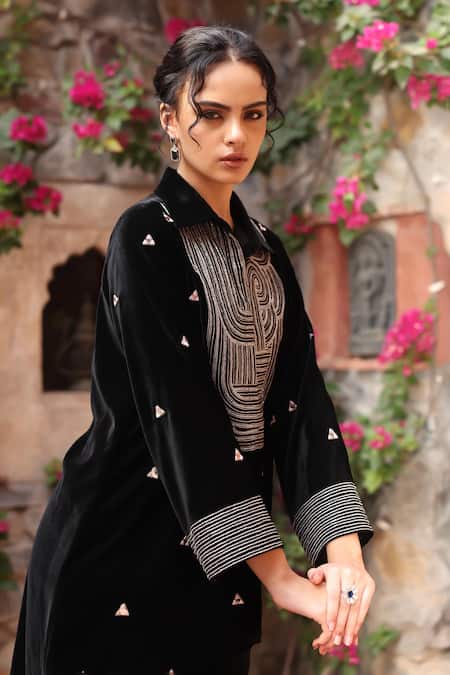 Buy_Ajiesh Oberoi_Black Velvet Cut Work Collared Abstract Embroidered Kurta Set 