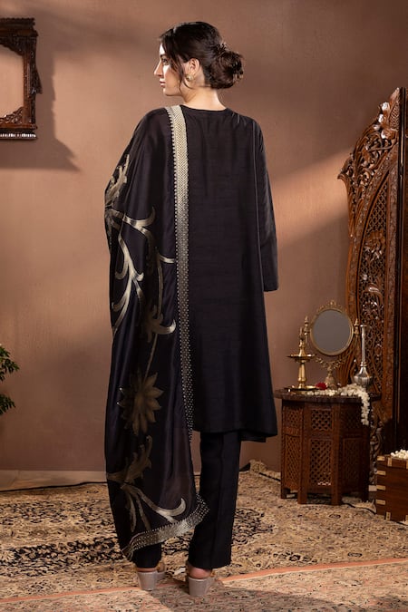 Shop Krishna Padia Black Maheshwari Keyhole Neck Floral Woven Dupatta Kurta Set at Aza Fashions Shop_Krishna Padia_Black Maheshwari Keyhole Neck Floral Woven Dupatta Kurta Set _at_Aza_Fashions