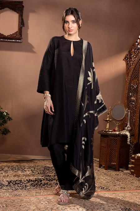 Krishna Padia Black Maheshwari Keyhole Neck Floral Woven Dupatta Kurta Set Online at Aza Fashions Krishna Padia_Black Maheshwari Keyhole Neck Floral Woven Dupatta Kurta Set _Online_at_Aza_Fashions