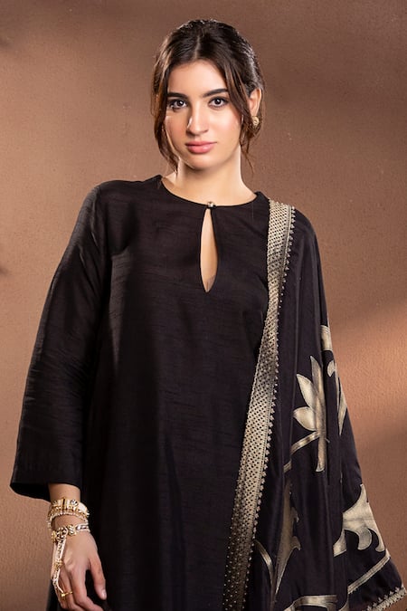 Buy Krishna Padia Black Maheshwari Keyhole Neck Floral Woven Dupatta Kurta Set Online at Aza Fashions Buy_Krishna Padia_Black Maheshwari Keyhole Neck Floral Woven Dupatta Kurta Set _Online_at_Aza_Fashions