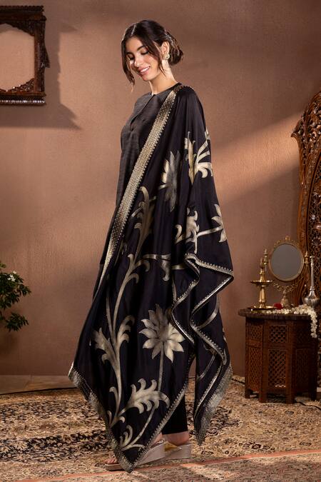 Krishna Padia Black Maheshwari Keyhole Neck Floral Woven Dupatta Kurta Set at Aza Fashions Krishna Padia_Black Maheshwari Keyhole Neck Floral Woven Dupatta Kurta Set _at_Aza_Fashions