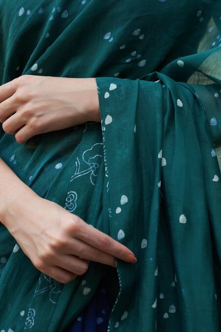 Vaayu Green Muslin Cotton Printed Floral V Neck Emerald Scattered Saree And Blouse at Aza Fashions Vaayu_Green Muslin Cotton Printed Floral V Neck Emerald Scattered Saree And Blouse_at_Aza_Fashions