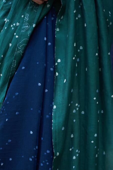 Buy Vaayu Green Muslin Cotton Printed Floral V Neck Emerald Scattered Saree And Blouse Buy_Vaayu_Green Muslin Cotton Printed Floral V Neck Emerald Scattered Saree And Blouse