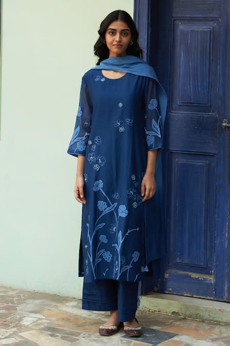 Vaayu Floral Applique Work Kurta Set 