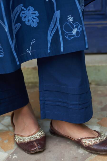 Vaayu_Blue Muslin Applique, Embroidery Round Neck Floral Kurta Set _at_Aza_Fashions