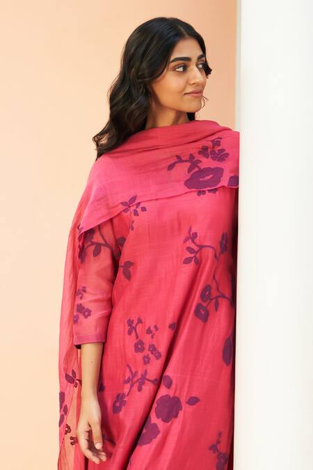Buy Vaayu Pink Muslin Applique Round Neck Floral Kurta Pant Set Online at Aza Fashions Buy_Vaayu_Pink Muslin Applique Round Neck Floral Kurta Pant Set_Online_at_Aza_Fashions