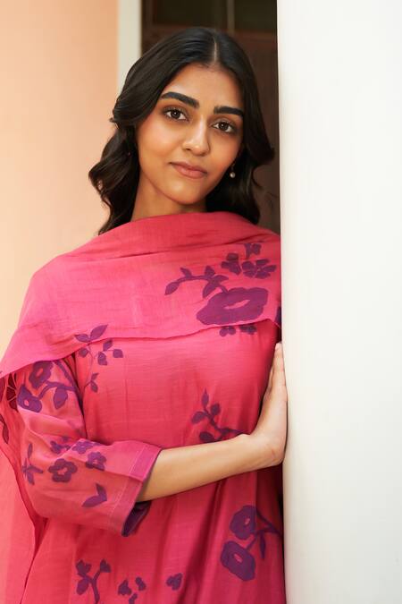 Shop Vaayu Pink Muslin Applique Round Neck Floral Kurta Pant Set Online at Aza Fashions Shop_Vaayu_Pink Muslin Applique Round Neck Floral Kurta Pant Set_Online_at_Aza_Fashions