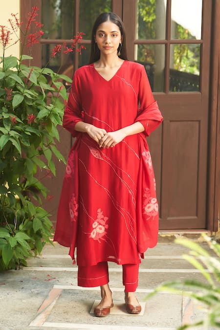 Vaayu Thread Work Kurta Set 