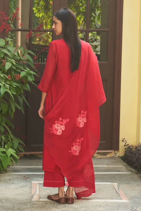 Shop_Vaayu_Red Muslin Embroidery V-neck Floral Applique Thread Work Kurta Set _at_Aza_Fashions