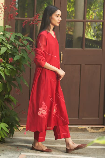Vaayu_Red Muslin Embroidery V-neck Floral Applique Thread Work Kurta Set _Online_at_Aza_Fashions