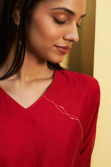 Buy_Vaayu_Red Muslin Embroidery V-neck Floral Applique Thread Work Kurta Set _Online_at_Aza_Fashions