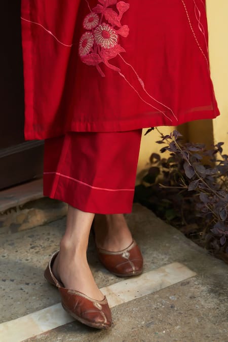 Shop_Vaayu_Red Muslin Embroidery V-neck Floral Applique Thread Work Kurta Set _Online_at_Aza_Fashions