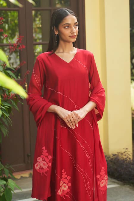 Buy_Vaayu_Red Muslin Embroidery V-neck Floral Applique Thread Work Kurta Set 