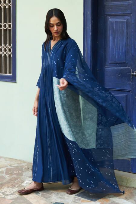 Vaayu_Blue Muslin Embroidery V-neck Floral Thread Work Anarkali Set_Online_at_Aza_Fashions