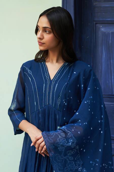 Buy_Vaayu_Blue Muslin Embroidery V-neck Floral Thread Work Anarkali Set_Online_at_Aza_Fashions