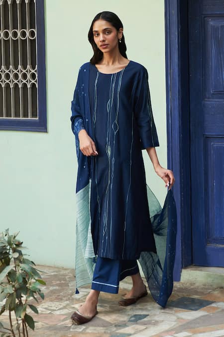 Vaayu_Blue Muslin Embroidery Round Neck Floral Thread Work Kurta Set_Online_at_Aza_Fashions