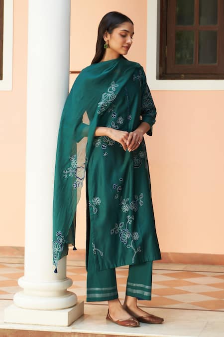 Vaayu_Green Muslin Embroidery Split V-neck Emerald Floral Applique Kurta Set_Online_at_Aza_Fashions