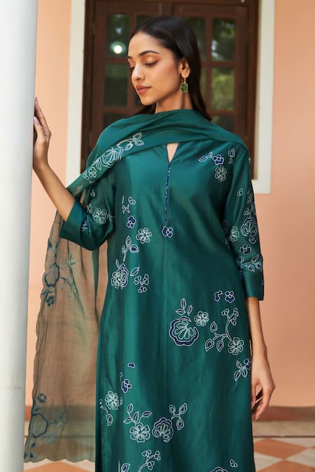 Shop_Vaayu_Green Muslin Embroidery Split V-neck Emerald Floral Applique Kurta Set_Online_at_Aza_Fashions