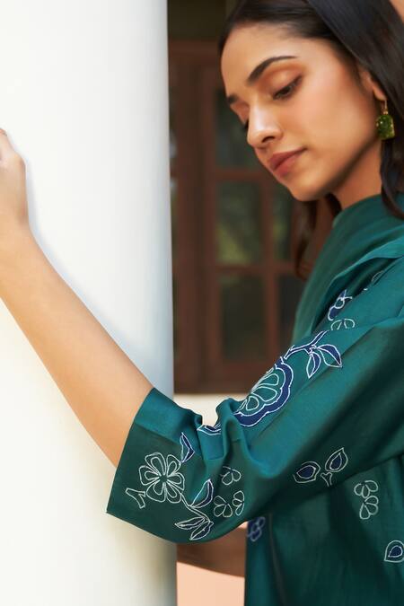 Vaayu_Green Muslin Embroidery Split V-neck Emerald Floral Applique Kurta Set_at_Aza_Fashions