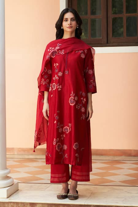 Vaayu Floral Applique Detailed Straight Kurta Pant Set 