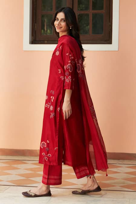 Vaayu Red Muslin, Cotton Applique, Embroidery Split V-neck Floral Kurta Set Online at Aza Fashions Vaayu_Red Muslin, Cotton Applique, Embroidery Split V-neck Floral Kurta Set _Online_at_Aza_Fashions
