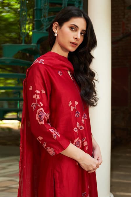 Vaayu Red Muslin, Cotton Applique, Embroidery Split V-neck Floral Kurta Set at Aza Fashions Vaayu_Red Muslin, Cotton Applique, Embroidery Split V-neck Floral Kurta Set _at_Aza_Fashions