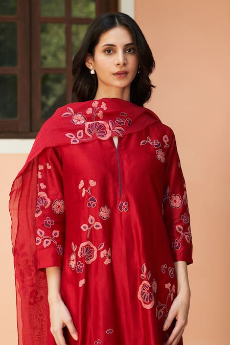 Buy Vaayu Red Muslin, Cotton Applique, Embroidery Split V-neck Floral Kurta Set Buy_Vaayu_Red Muslin, Cotton Applique, Embroidery Split V-neck Floral Kurta Set