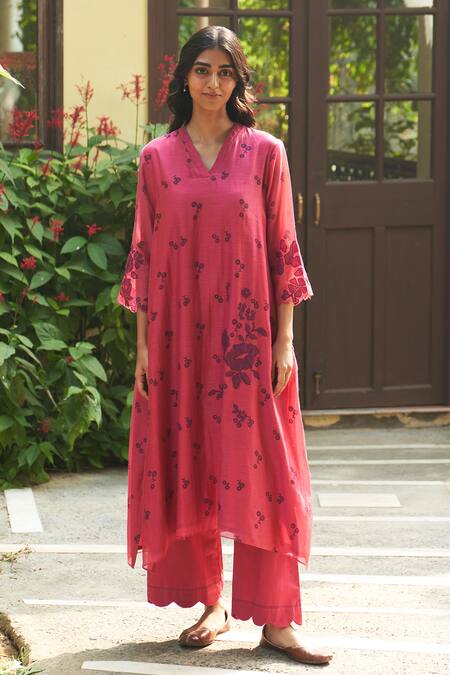 Vaayu Pink Muslin Cotton Embellished Floral V Neck Applique Kurta Set Online at Aza Fashions Vaayu_Pink Muslin Cotton Embellished Floral V Neck Applique Kurta Set_Online_at_Aza_Fashions