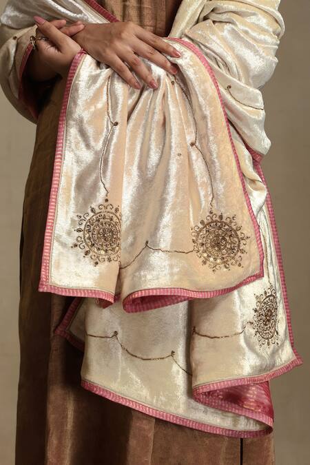 Buy_Weaver Story_Off White Embroidery Geometric Floral Hand Dushala _Online_at_Aza_Fashions