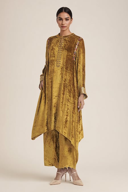 Saundh Velvet Sequins Embroidered Assymetric Kurta With Pant 