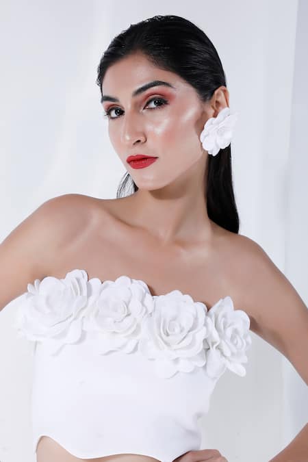 Buy_Ozeqo_White Neoprene Fabric Flowers Round Neck 3d Embellished Crop Top And Skirt Set 