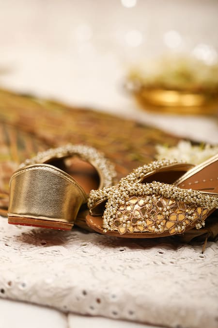 Buy_5elements_Gold Bead Embellished Juttis 