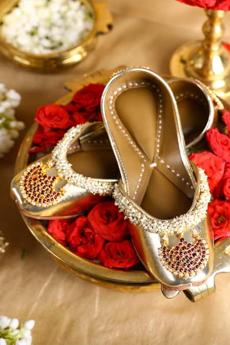 5elements Gold Pearl & Ruby Stone Studded Juttis