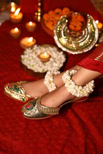 5elements Gota Ghungroo Embellished Juttis 